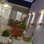 Azafran consuegra patio de noche